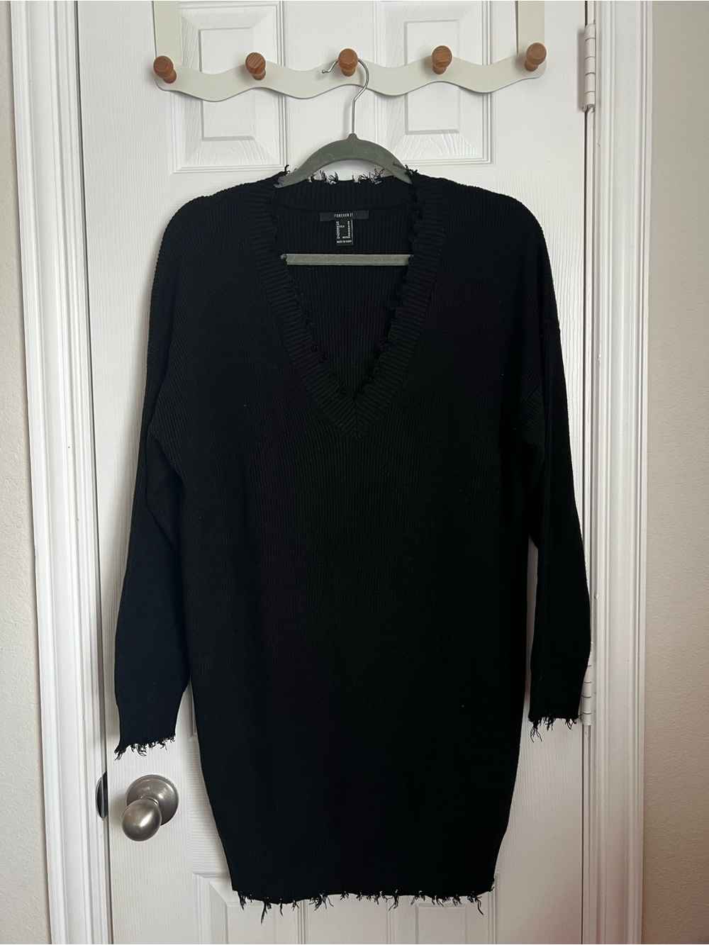 Forever 21 Black Long‑Sleeve V‑Neck Sweater Dress
